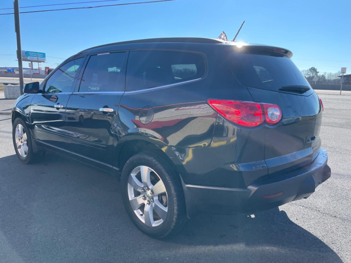 2012 Black Chevrolet Traverse (1GNKRGED7CJ) with an V6, 3.6 Liter engine, Auto, 6-Spd w/Shft Ctrl transmission, located at 8008 Warden Rd, Sherwood, AR, 72120, (501) 801-6100, 34.830078, -92.186684 - Photo#5